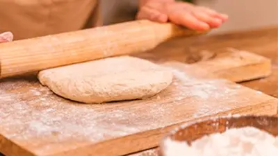 Minipizzas elaboradas en el taller de cocina para colegios